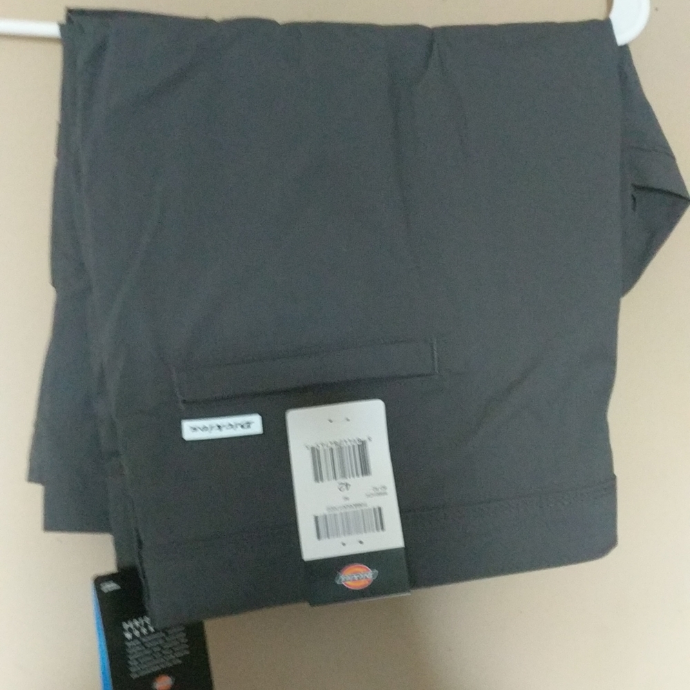 Dickies 11in Cherokee temp-iq hybrid shorts size 42